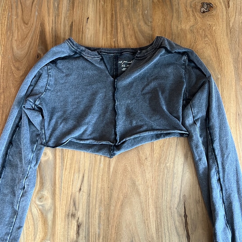 Grey and black long sleeve crop top